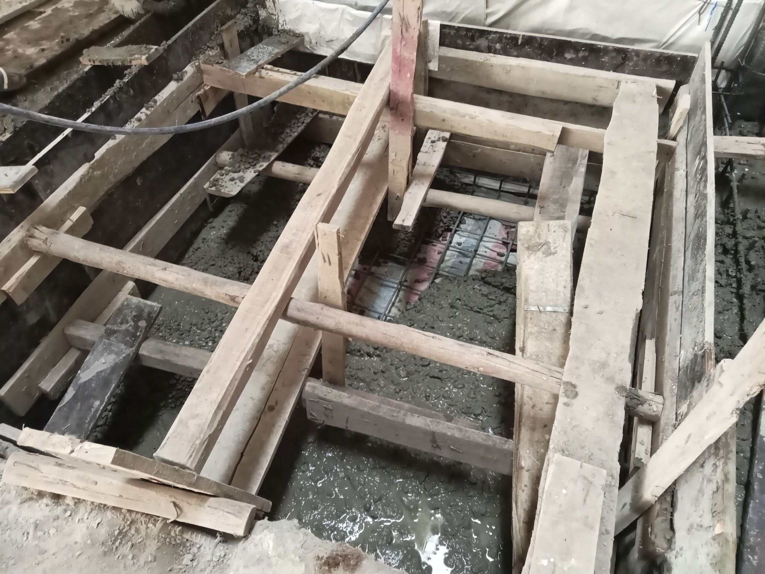 Công đoạn đổ bê tông móng thi công biệt thự 4.1 Him Lam