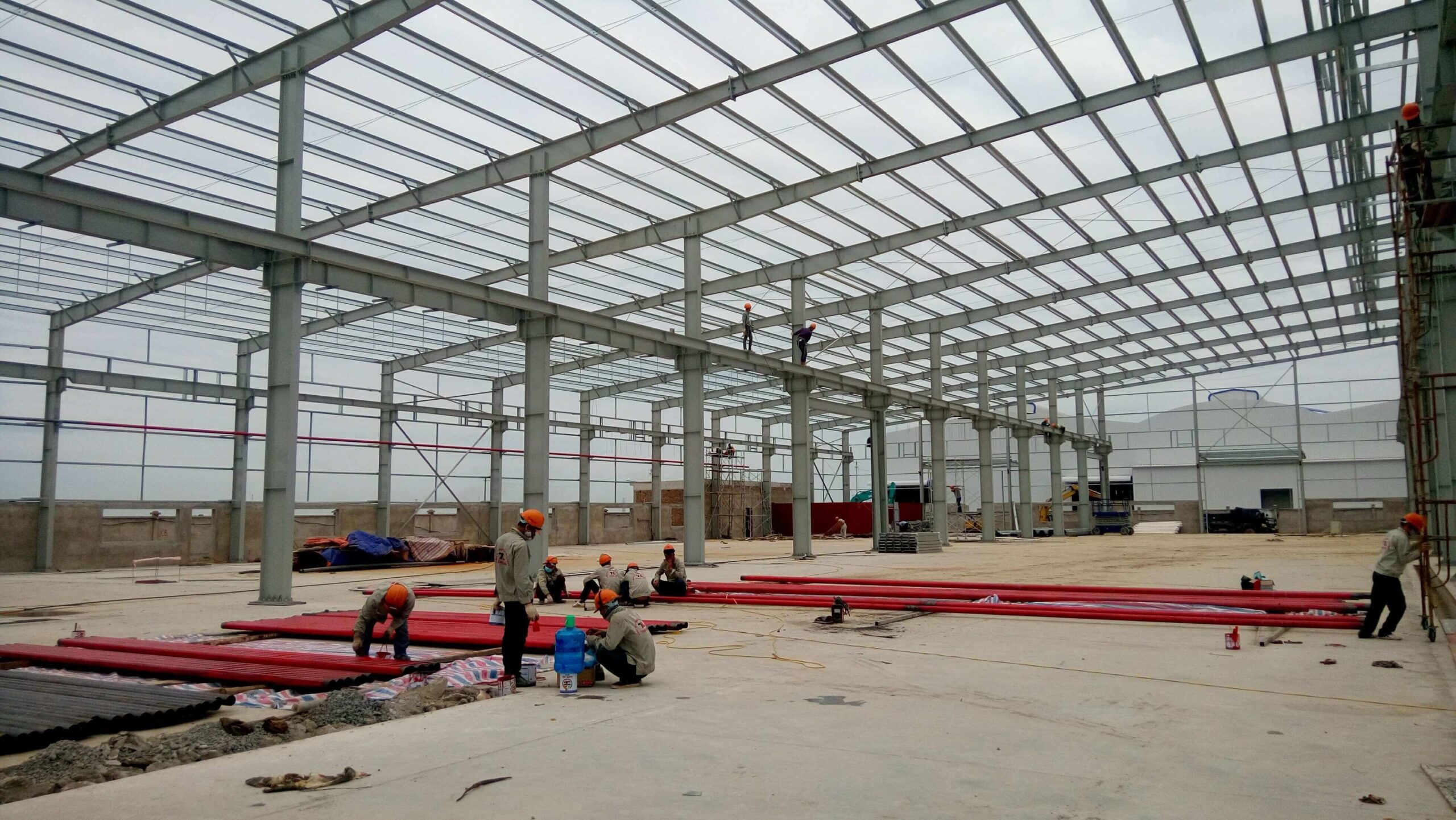 Đội ngũ thi công làm việc hết công suất