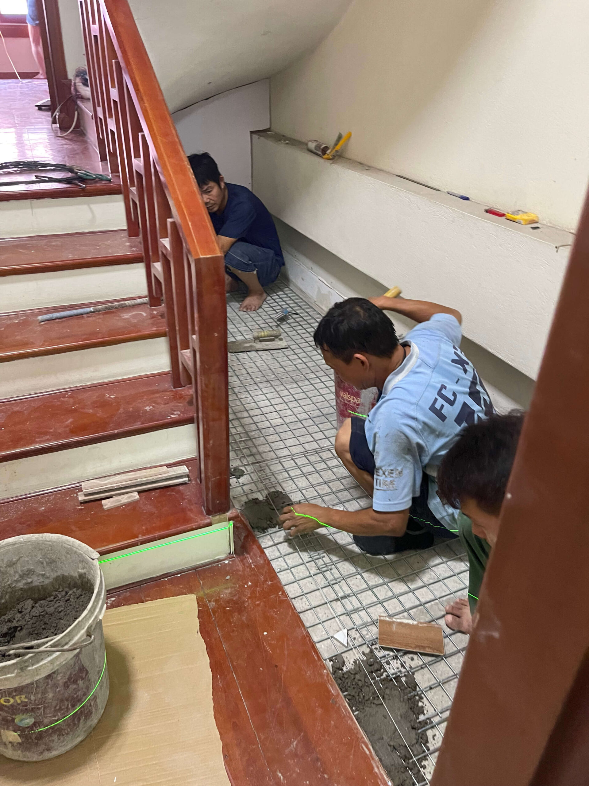 Đội ngũ đang cải tạo phần nền của ngôi nhà