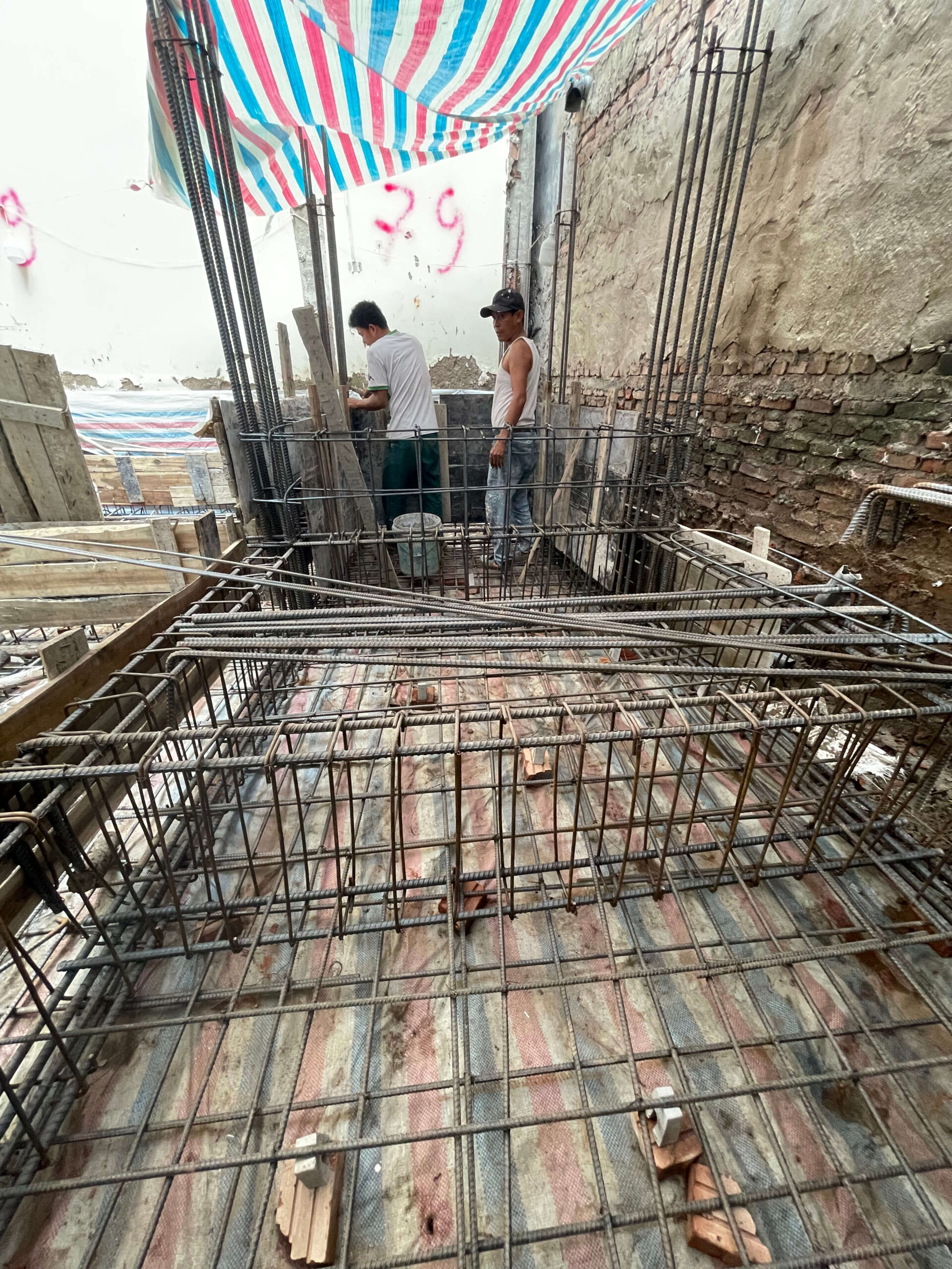 Đội ngũ đang tiến hành thi công phần móng nhà